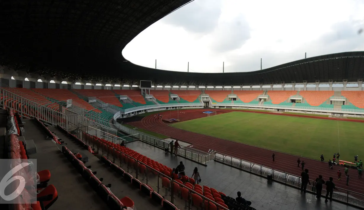 Suasana dalam Stadion Pakansari, Kabupaten Bogor, Selasa (9/8). Berstandar internasional, stadion ini menggunakan rumput jenis bermuda untuk area lapangan hijau serta berkapasitas 31.000 kursi penonton. (Liputan6.com/Helmi Fithriansyah)
