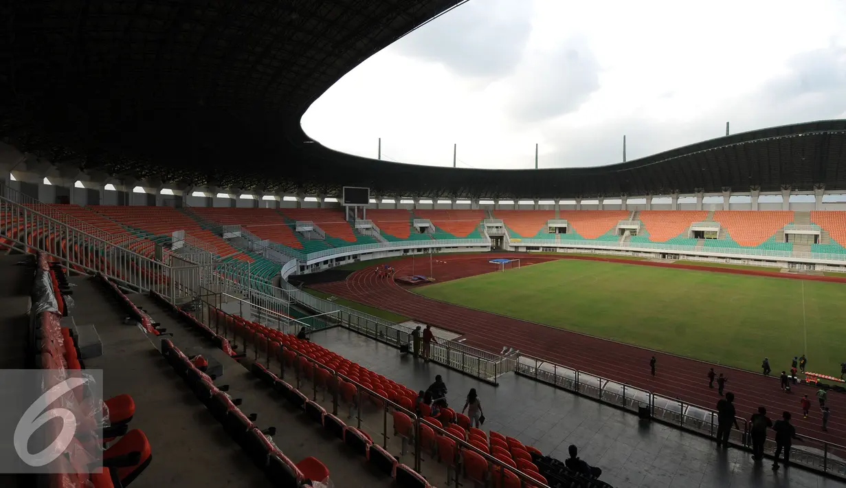 Suasana dalam Stadion Pakansari, Kabupaten Bogor, Selasa (9/8). Berstandar internasional, stadion ini menggunakan rumput jenis bermuda untuk area lapangan hijau serta berkapasitas 31.000 kursi penonton. (Liputan6.com/Helmi Fithriansyah)