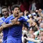 Diego Costa (depan) dipeluk John Obi Mikel usai mencetak gol kemenangan Chelsea atas Arsenal di Stadion Stamford Bridge, (5/10). (REUTERS/Stefan Wermuth)