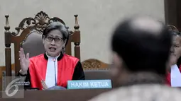 Ketua Hakim Artha Theresia memimpin sidang terdakwa Rio Capella di Pengadilan Tipikor, Jakarta, (30/11). Rio mengakui menerima uang Rp.200 juta dari bekas Sekjen Partai Nasdem dan Evy Susanti melalui anak buah OC Kaligis. (Liputan6.com/Helmi Afandi)