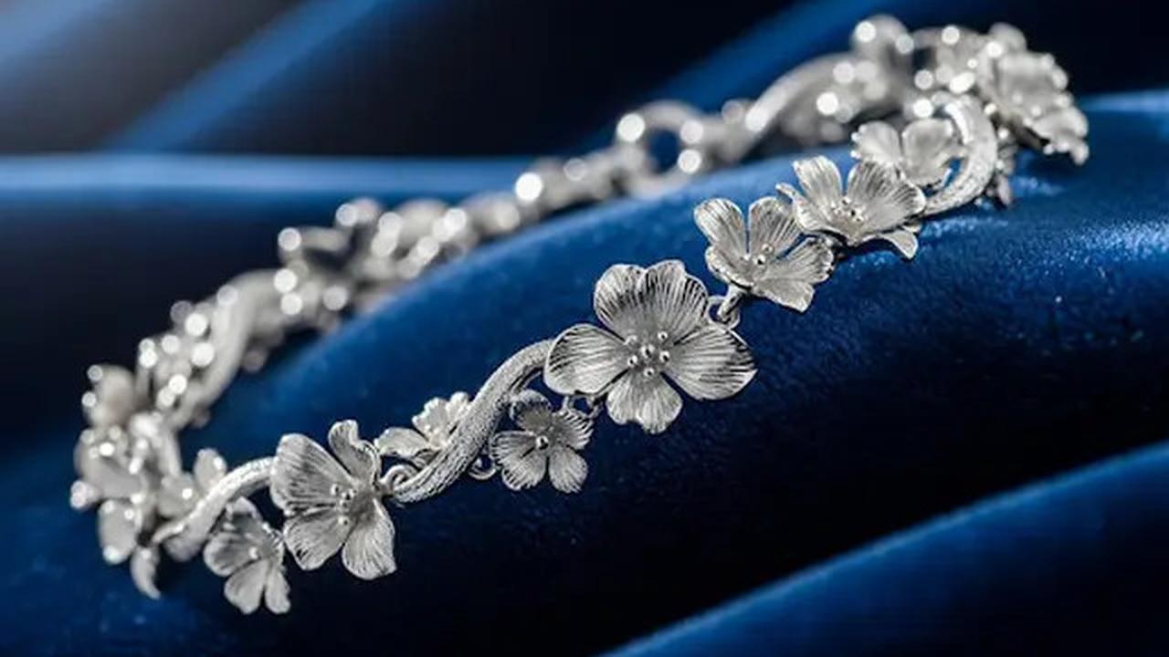 10 Gelang Motif Bunga Emas Putih Feminin 2025, Tren Elegan dan Anggun