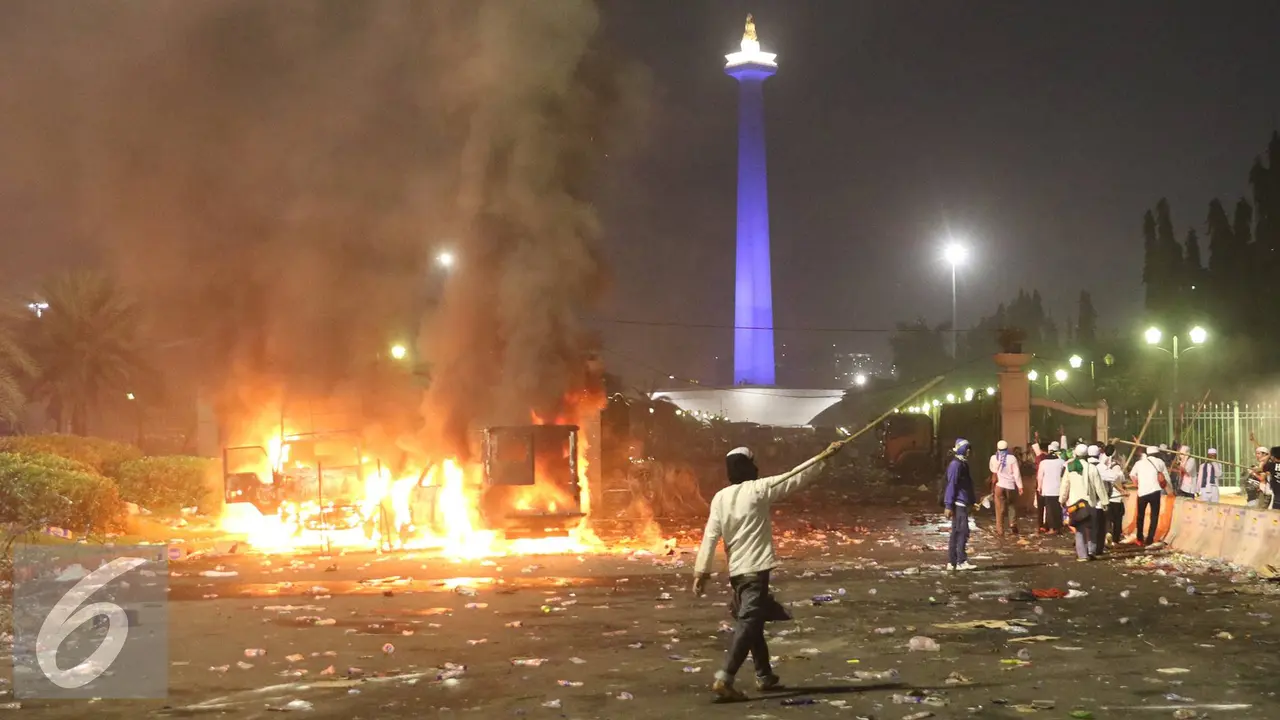 20161104- Polisi Desak Mundur Pendemo dari Istana-Jakarta-