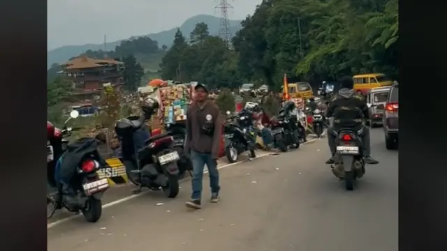 Usai Digusur, PKL Mendadak Ramai Jualan Lagi di Kawasan Puncak dengan Mobil dan Motor.