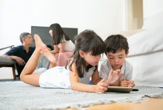 Sahabat Fimela, yuk simak strategi untuk mengurangi screen time anak tanpa konflik yang bisa kamu terapkan pada anakmu! [Dok/freepik.com/pch.vector]
