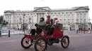 Peserta London to Brighton Veteran Car Run melewati Buckingham Palace, London, Minggu (7/11/2021). Untuk memenuhi syarat, mobil yang berpartisipasi harus dibuat sebelum tahun 1905. (Kirsty O'Connor/PA via AP)