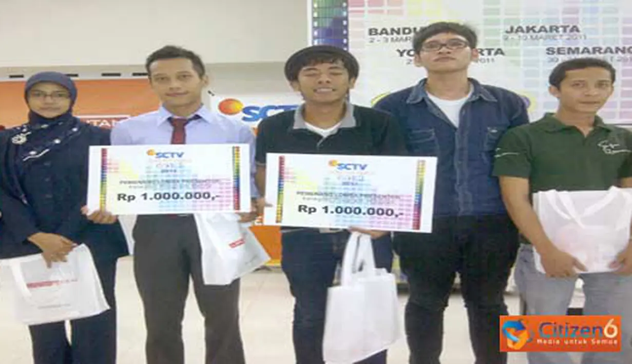 Citizen6, Semarang: Edwin Ibnu Margani dan Muqorrobin Zaen akhirnya terpilih sebagai pemenang lomba presenter SGTC Semarang di Kampus Universitas Diponegoro, Tembalang, Semarang, Kamis (31/3).(Pengirim: Eko Harijanto)
