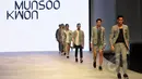 Sejumlah model berpose memakai busana rancangan desainer asal Korea Selatan, Kwon Mun Soo pada ajang Indonesia Fashion Week 2015 di JCC Senayan, Jakarta, Minggu (1/3). (Liputan6.com/Panji Diksana)