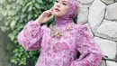 Gaun panjang itu didominasi dengan embroidery bunga dan puffy sleeve yang manis [@_irishbella_]