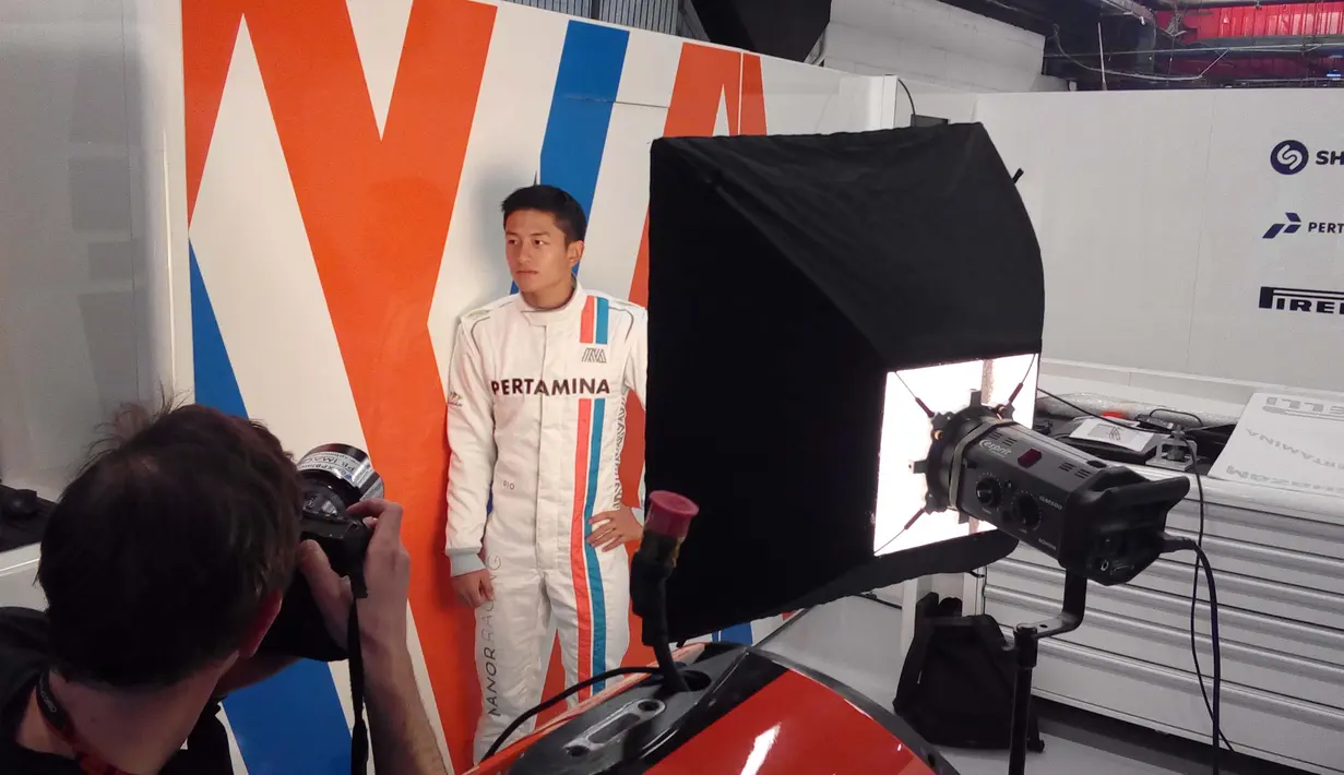 Rio Haryanto melakukan pemotretan sebelum mencoba kokpit mobil baru Manor Racing di Sirkuit Catalunya, Barcelona, Spanyol, Senin (22/2/2016). (Bola.com/Rio Haryanto Media)