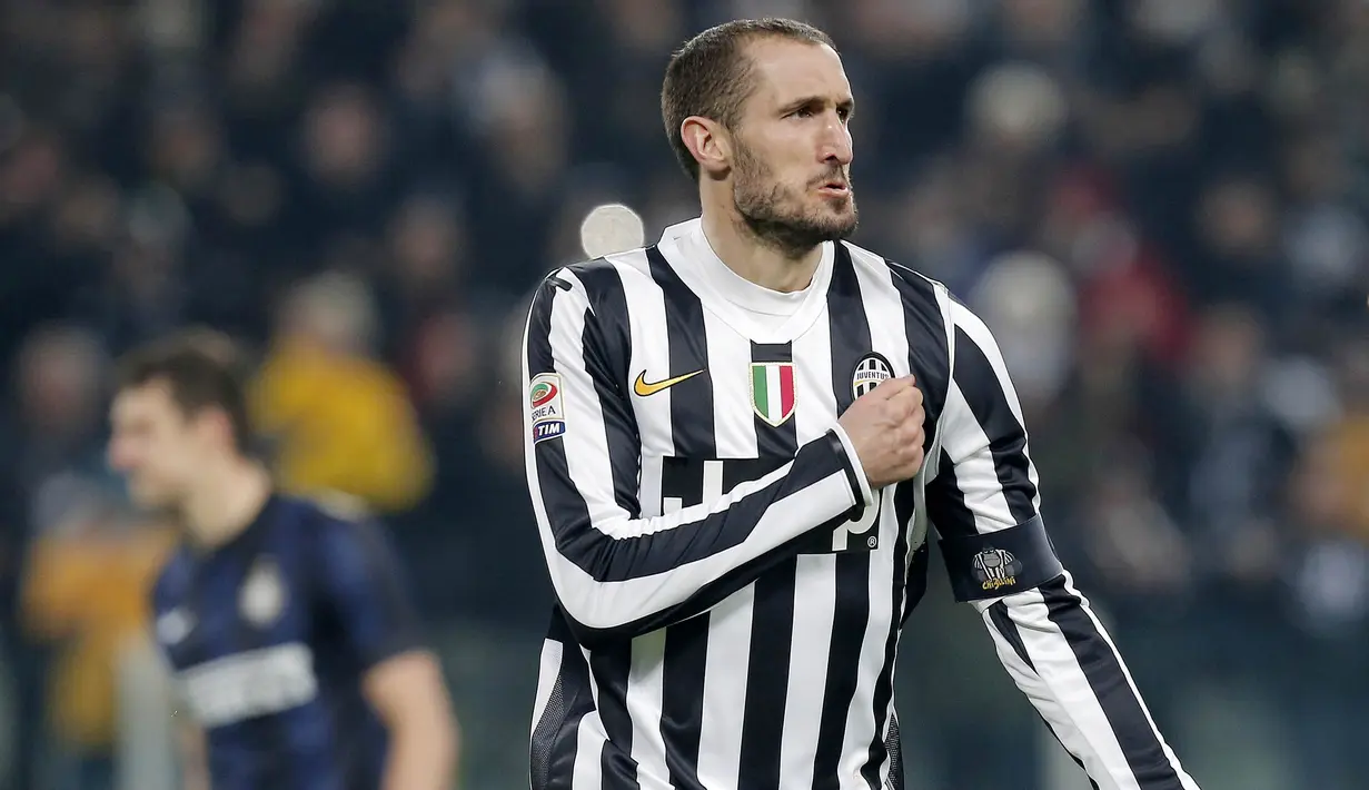 4. Giorgio Chiellini - Bek berusia 35 tahun ini merupakan benteng kokoh Juventus. Di luar sepakbola ternyata pria asal Italia itu adalah lulusan terbaik di bidang studi Bisnis Ekonomi Universitas Manajemen dan Ekonomi Turin. (AFP/Marco Bertorello)