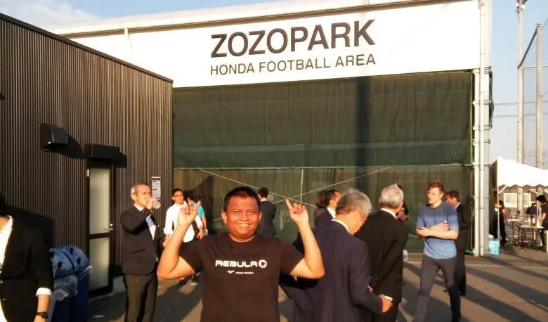 Jurnalis Bola.com, Rizki Hidayat, saat berada di Zozopark Honda Football Area, dalam rangkaian acara Launching Rebula Mizuno, di Jepang, Senin (19/6/2017). (Bola.com/Rizki Hidayat). 