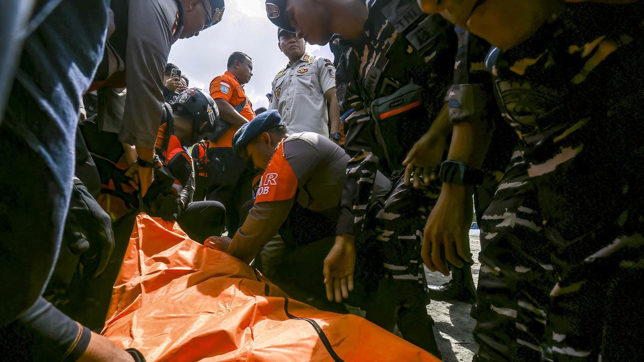 Evakuasi Korban Kebakaran KMP Putri Yasmin di Selat Lombok