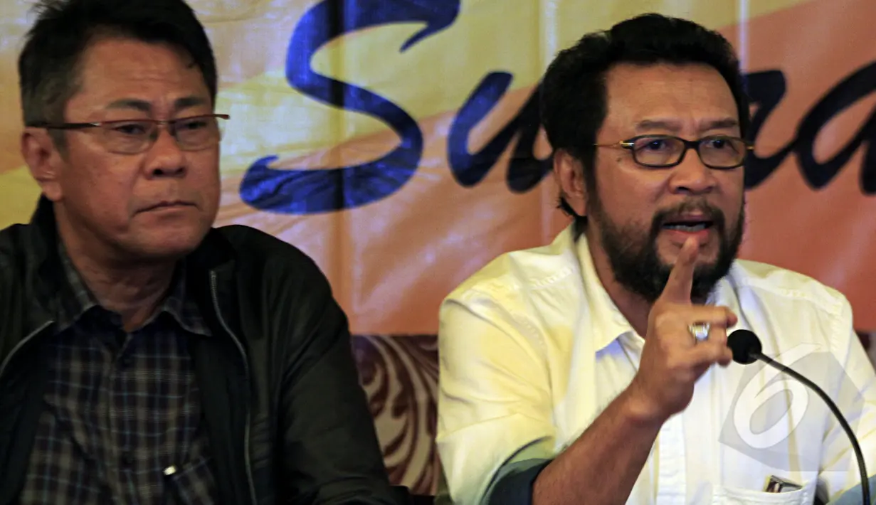 Yorrys Raweyai (kanan) saat menggelar konferensi pers di Jakarta, Selasa (7/4/2015). Partai Golkar pimpinan Agung Laksono siap menggelar Rapat Pimpinan Nasional (Rapimnas) I Partai Golkar di Jakarta pada Rabu (8/4/2015). (Liputan6.com/Johan Tallo)