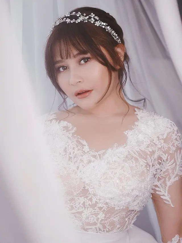 7 Potret Menawan Prilly Latuconsina Memakai Baju Pengantin