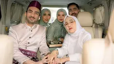 Melalui unggahan baru-baru ini, Reza Zakarya memamerkan potretnya bersama keluarga. Kedekatannya dengan ibu dan saudara-saudaranya pun mencuri perhatian. Mereka terlihat sedang berada di dalam mobil. Semua menghadap kamera dengan menunjukkan ekspresi bahagia. (Liputan6.com/IG/@reza_zakarya_daa)
