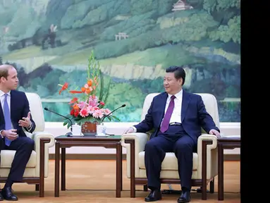Pangeran William (kiri) saat berbincang dengan Presiden China Xi Jinping, Beijing, China, (2/3/2015). Kedatangan Pangeran William untuk membina hubungan diplomatik antar kedua negara.  (Reuters/Feng Li)
