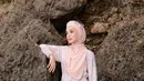 Dress bermotif dipadukan dengan hijab warna pink pastel senada juga tak kalah menarik. Lengkapi gaya dengan boater hat. [Instagram/shireensungkar]
