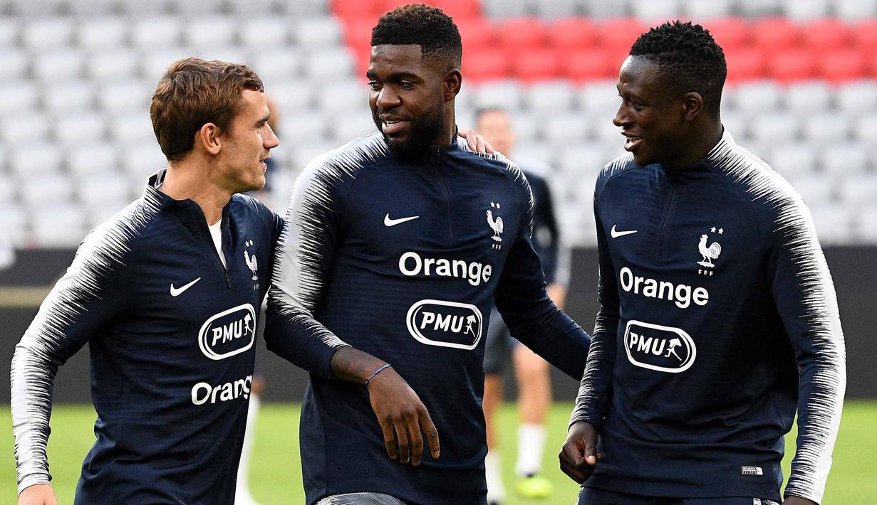 Pemain Prancis, Antoine Griezmann, Samuel Umtiti dan Benjamin Mendy berbincang saat melakukan sesi latihan jelang laga UEFA Nations League di Munich, Jerman, Rabu (5/9/2018). Prancis akan berhadapan dengan Jerman. (AFP/Franck Fife)