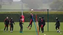 Para pemain Arsenal mengikuti sesi latihan jelang menghadapi wakil Spanyol, Atletico Madrid di London Colney, Inggris (2/5). Pada leg pertama Atletico Madrid bermain imbang 1-1 atas Arsenal di Emirates Stadium. (AFP Photo/Dennis Adrian)