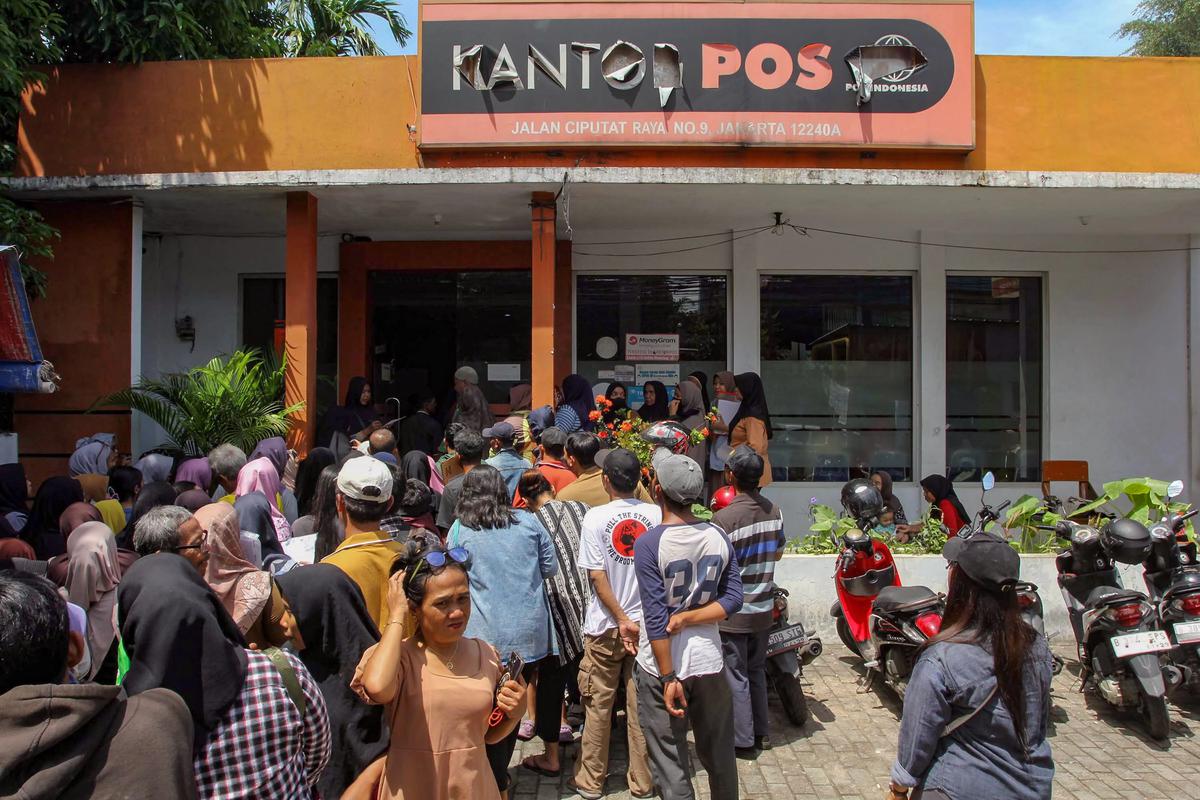 FOTO: Warga Antre Memadati Kantor Pos untuk Mengambil BLT Kesra 2025
