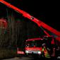 Anggota layanan darurat bekerja di lokasi kecelakaan kereta komuter S-bahn di mana satu orang tewas dan lebih dari sepuluh terluka dalam tabrakan antara dua kereta pinggiran kota di Schaeftlarn di distrik Munich, Jerman selatan pada 14 Februari 2022. (Foto: AFP/Michaela Rehle)