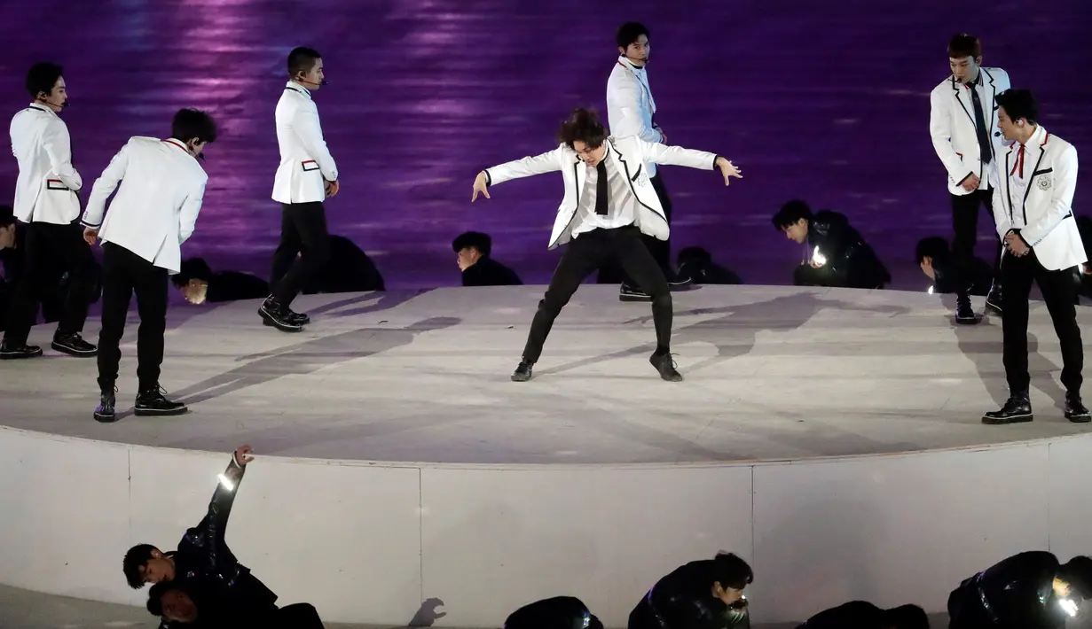 Boyband EXO menyuguhkan penampilan spektakuler mereka di upacara penutupan Olimpiade Musim Dingin 2018 di Pyeongchang, Korea Selatan, Minggu (25/2). Didampingi 43 penari latar, EXO memukau penonton dengan koreografi yang enerjik. (AP Photo/Charlie Riedel)