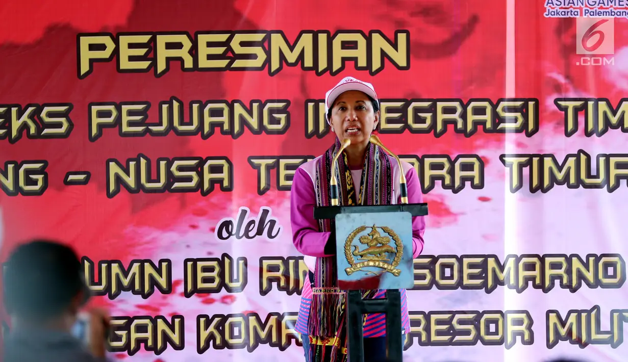 Menteri BUMN Rini Soemarno berbicara dalam peresmian bantuan bedah rumah di Kupang, NTT, Selasa (14/8). Kementerian BUMN bersama sejumlah BUMN, di antaranya ASABRI, membangun rumah untuk mantan pejuang pro integrasi Timor  Timur. (Liputan6.com/JohanTallo)