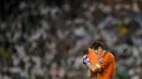 Ekspresi Iker Casillas usai  Real Madrid kalah di Semi Final Liga Champions, Santiago Bernabeu, Spanyol, Kamis (14/5/2015). Madrid kalah oleh Juventus dengan agregat  3-2. (AFP Photo/ Dani Pozo)