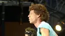 Aksi panggung Ron Wood dan Keith Richards bersama vokalis Mick Jagger ajak penonton bersorak dan bernyanyi bersama di Hamburg (24/7/2003) sebagai bagian dari konser ‘Licks World Tour 2003’. (Bintang/EPA)