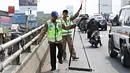 Tim Saber melakukan aksi giat sapu bersih ranjau paku di Jalan Kyai Tapa, Jakarta, Jumat (6/11). Kegiatan itu untuk membersihkan jalan dari ranjau paku dan memberikan rasa nyaman kepada para pengguna kendaraan bermotor. (Liputan6.com/Immanuel Antonius)