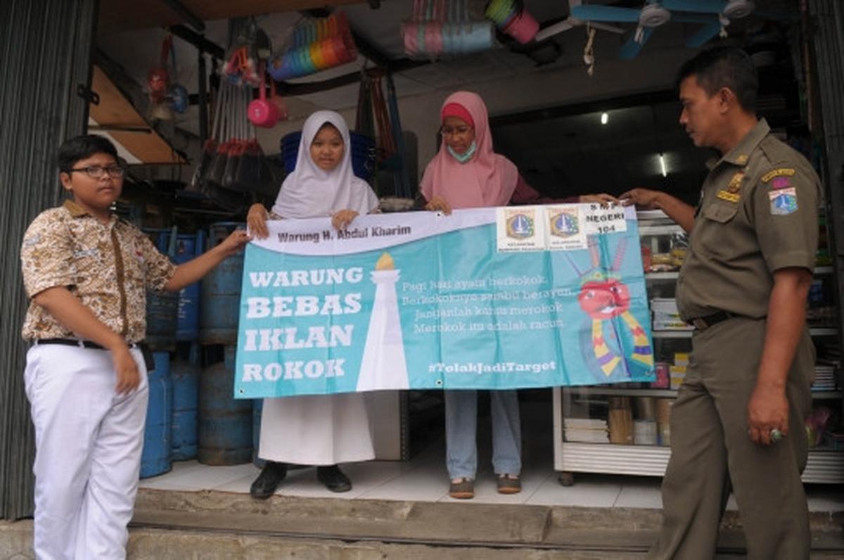 Aksi pelajar turunkan spanduk iklan rokok di warung dekat sekolah