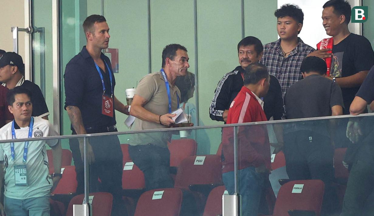 Pelatih Timnas Indonesia U-23, Gerald Vanenburg (tengah) tampak hadir bersama mantan pelatih Timnas Indonesia U-23, Indra Sjafri (kanan) dan pelatih kiper Timnas Indonesia, Sjoerd Woudenberg dalam laga lanjutan BRI Liga 1 2024/2025 antara Persija Jakarta melawan Persebaya Surabaya di Stadion Utama Gelora Bung Karno (SUGBK), Senayan, Jakarta, Sabtu (12/04/2025). (Bola.com/M Iqbal Ichsan)