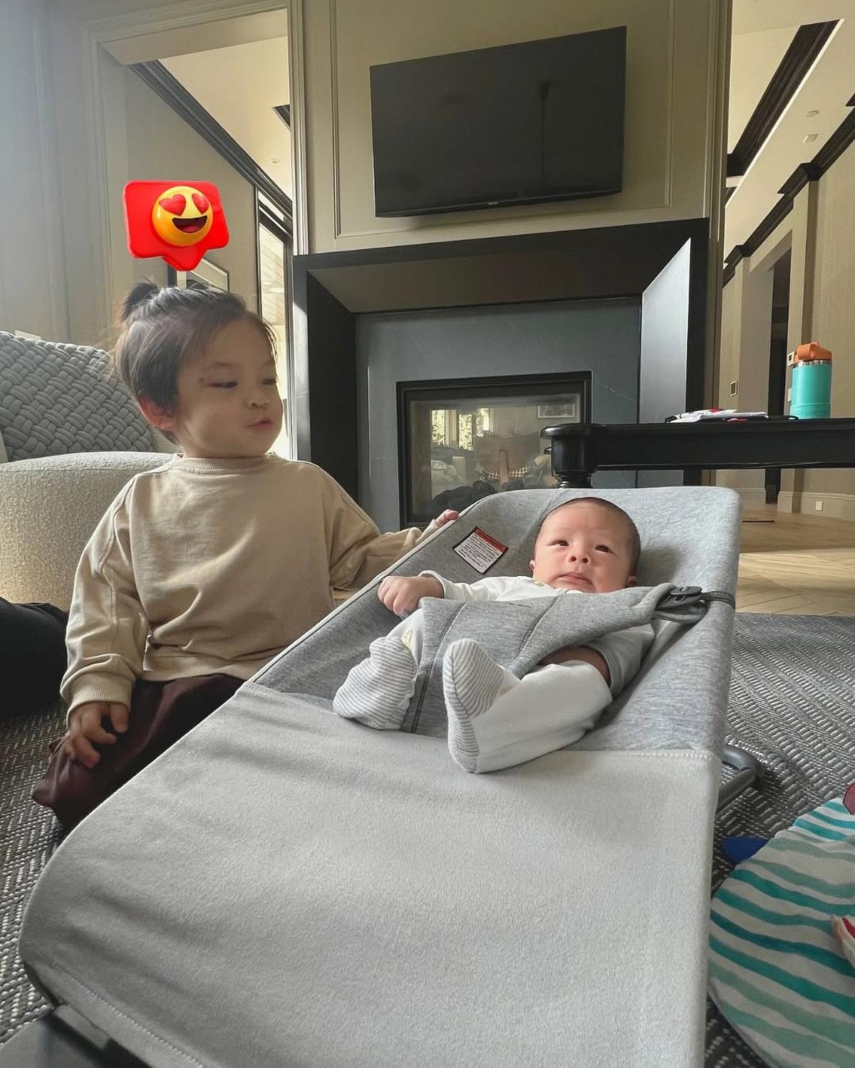 Potret Issa Anak Nikita Willy Momong dan Menjaga Adiknya, Gemas dan Ingin Selalu Dekat