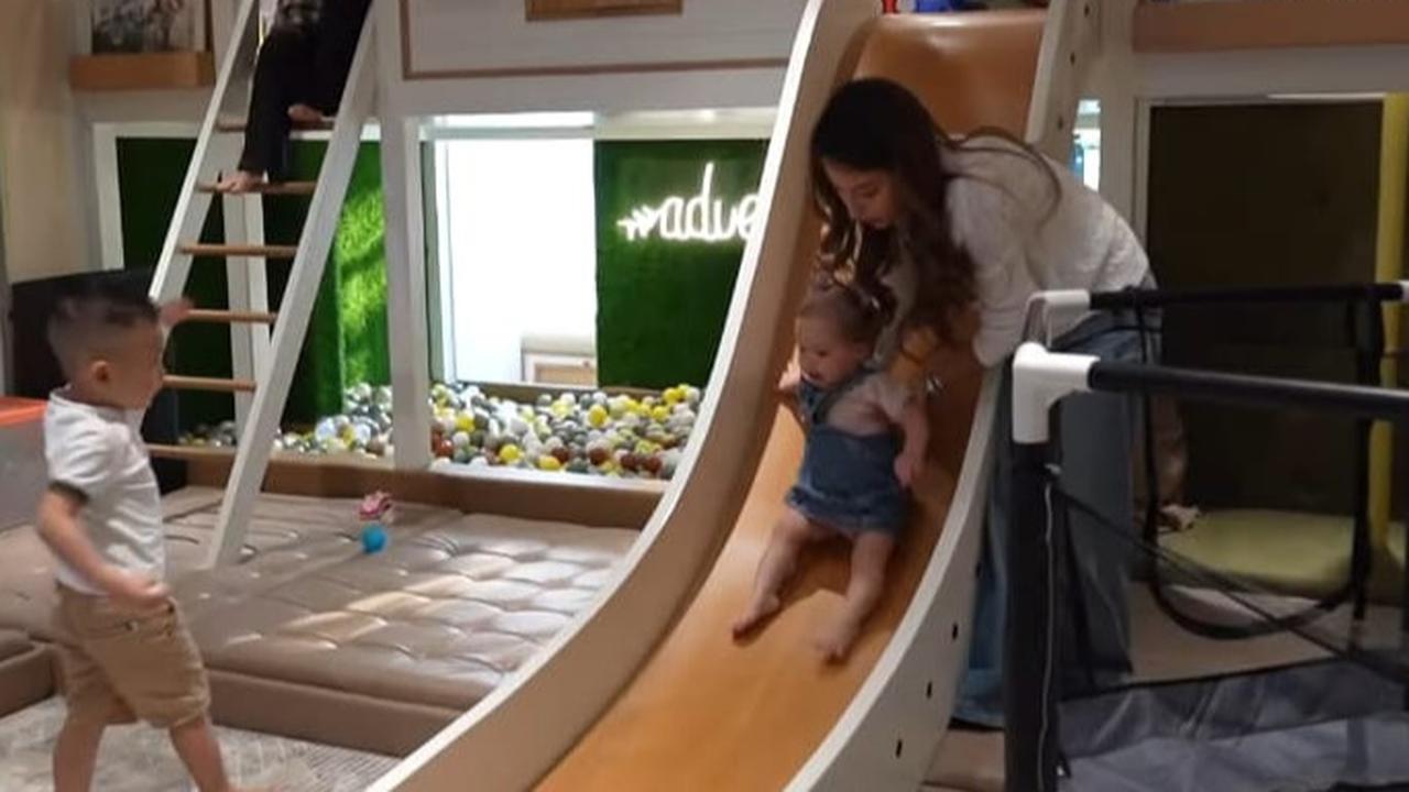 Potret Baby Kamari Kunjungi Rumah 'Sultan Andara', Asyik Main di Playground Bareng Rayyanza & Baby Lily