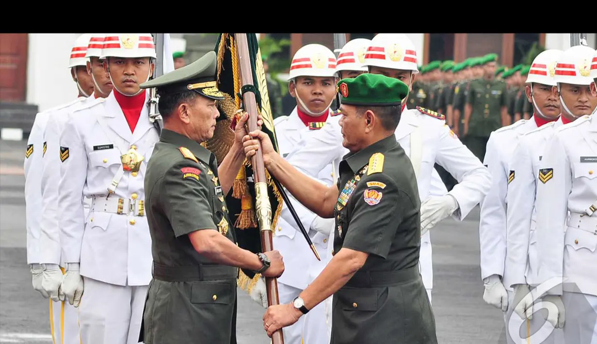 Jenderal Budiman menyerahkan panji kepada Letnan Jenderal Moeldoko, Mabes TNI AD, Jakarta Pusat, jumat (25/7) (Liputan6.com/Faizal Fanani)