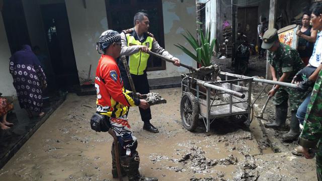 Banjir Bandang Kuningan 770 Rumah Rusak Dan 586 Ternak