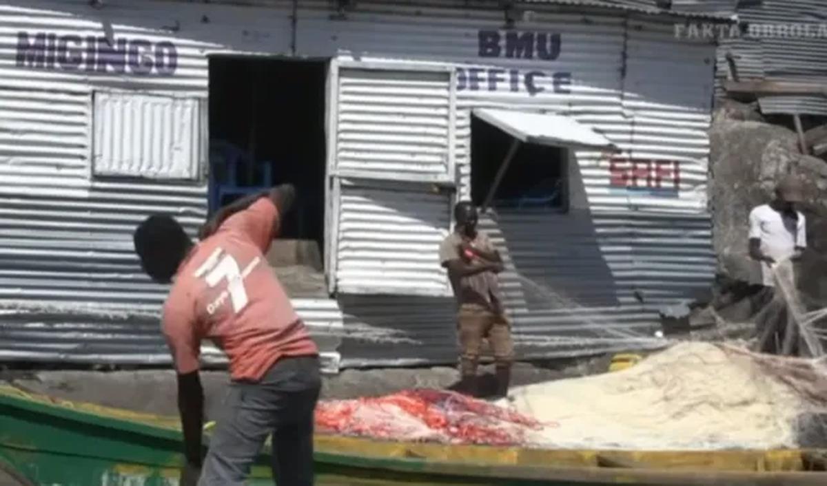 Di sana, warga banyak menjajakan ikan hasil tangkapan hingga berbagai barang kebutuhan rumah tangga.