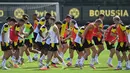 Pemain Borussia Dortmund saat memimpin sesi latihan di Dortmund Bracker Training Ground, Dortmund, Selasa (4/8/2020). Skuat Borussia Dortmund mulai jalani sesi latihan pramusim kompetisi Bundesliga 2020/2021. (AFP/Ina Fassbender)
