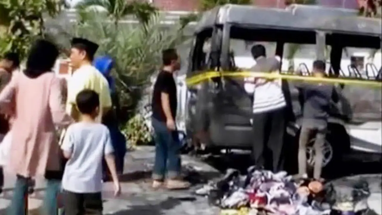 20150715-Bus Travel Terbakar-Bojonegoro