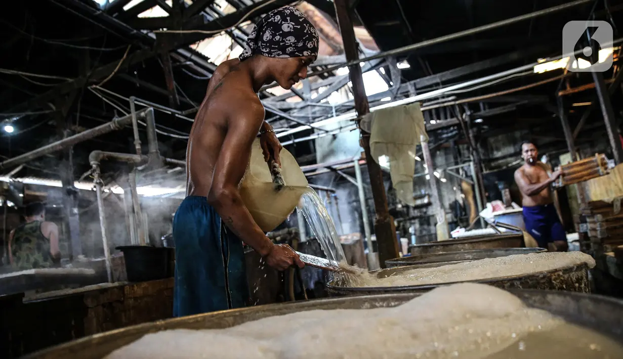 Pekerja beraktivitas di industri pembuatan tahu di Duren Tiga, Jakarta, Senin (3/8/2020). Pemerintah kembali meluncurkan program baru untuk membantu UMKM dalam melewati masa pandemi Covid-19, yaitu bantuan uang tunai dan kredit bunga rendah yang akan saling terintegrasi. (Liputan6.com/Faizal Fanani)