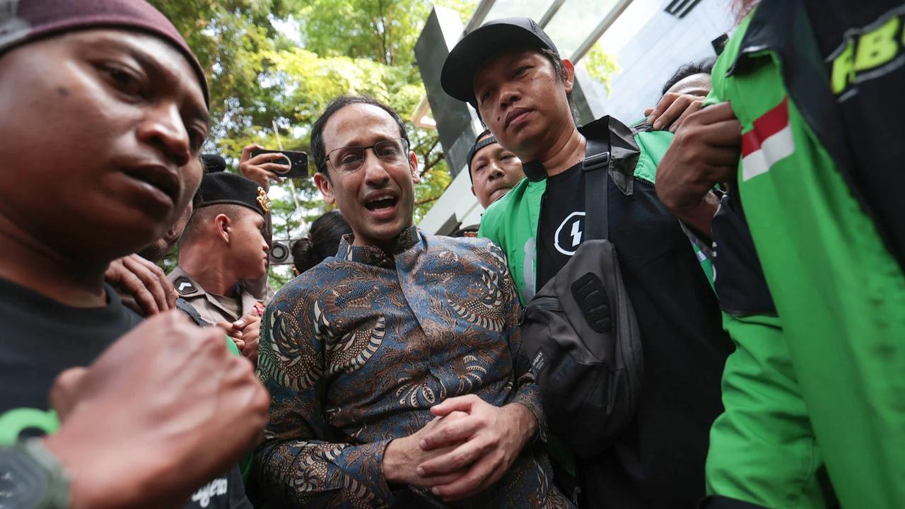 FOTO: Tangis Nadiem Pecah Usai Divomis 10 Tahun