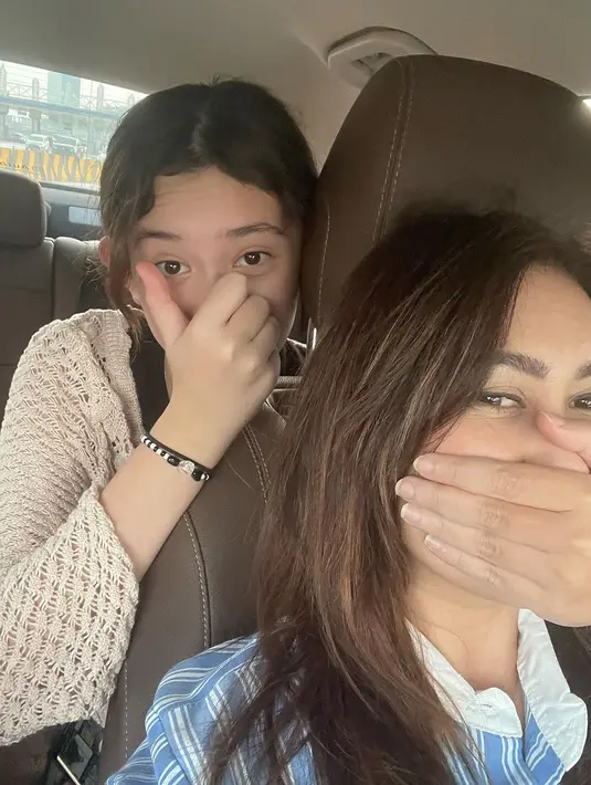 Mikaela Lee sendiri lahir pada 2011 dan sekarang usianya genap menginjak 12 tahun. Mikhaela mewarisi paras ayu sang ibu, ditambah kegemarannya berias. [Foto: Instagram/nafaurbach]