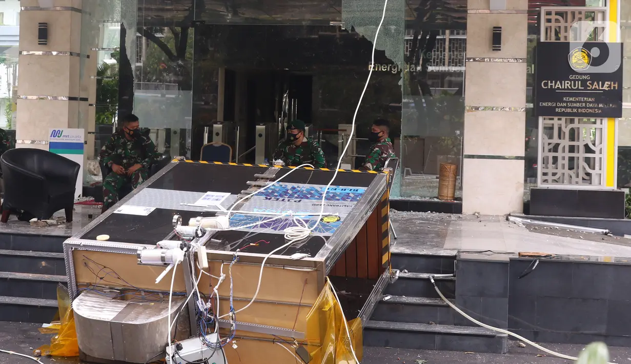 Aparat TNI berjaga di gedung Kementerian Energi dan Sumber Daya Mineral (ESDM), Jakarta, Jumat (9/10/2020). Terjadi aksi perusakan dan penjarahan di gedung Kementerian ESDM saat unjuk rasa penolakan Undang-Undang (UU) Cipta Kerja, Kamis 8 Oktober 2020. (Liputan6.com/Angga Yuniar)