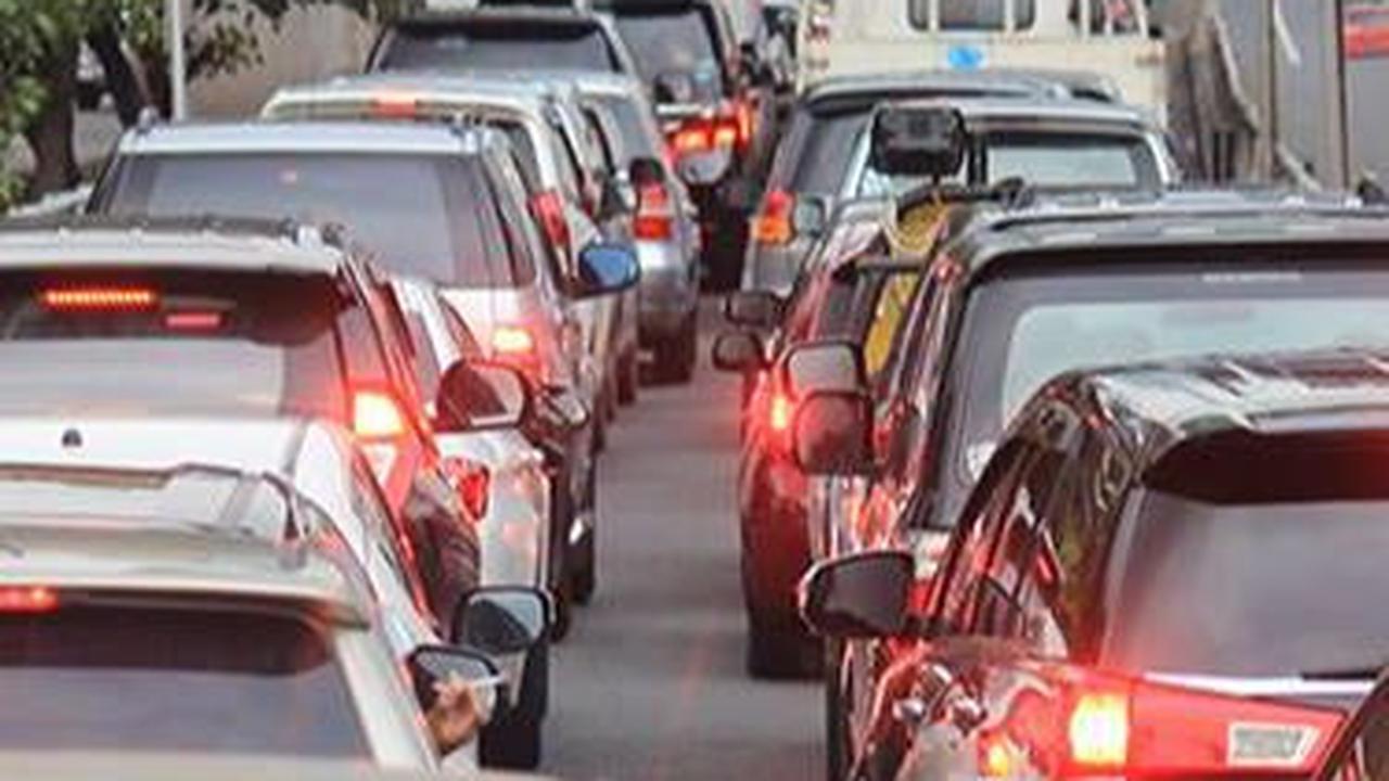 Hindarilah bermain ponsel saat mengemudi mobil