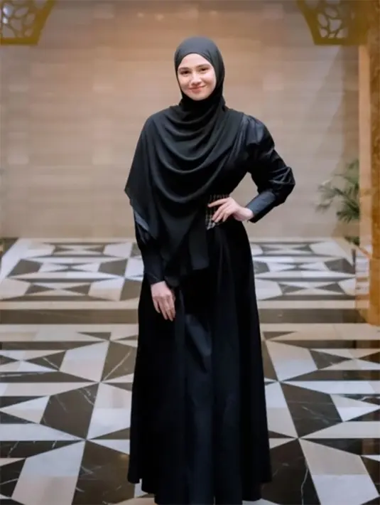 Yang tak kalah menarik perhatian adalah penampilan Syifa Hadju. Ia tampil mengenakan hijab dan balutan busana Syar'i. Penampilan Syifa menarik banyak pujian dan banyak yang pangling. [Youtube/Aurelie Atta]