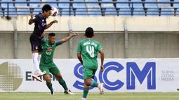 Pemain PS Sleman, Asyraq Gufron Ramadhan (tengah) berusaha menghalangi sundulan dari pemain Persik Kediri, Ahmad Agung Setia Budi (kiri) dalam pertandingan Babak Penyisihan Piala Menpora 2021 Grup C di Si Jalak Harupat. Kamis (1/4/2021). (Foto: Bola.com/Ikhwan Yanuar)