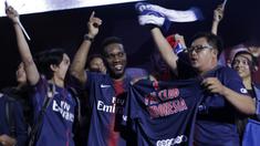Legenda PSG, Jay-Jay Okocha, bernyanyi bersama suporter saat acara nonton bareng di Lippo Mall Kemang, Jakarta, Sabtu (9/2). Pada nobar itu PSG menang 1-0 atas Bordeaux. (Bola.com/Yoppy Renato)