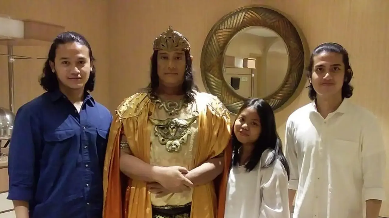 Jarang Tersorot, Ini 6 Potret Anto Wijaya Pemeran Angling Dharma Bersama Anaknya
