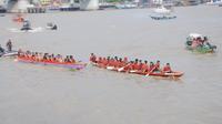 Lomba perahu bidar yang merupakan tradisi Kesultanan Palembang Darussalam digelar di Sungai Musi (Liputan6.com / Nefri Inge)