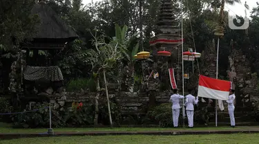 Pasukan pengibar bendera bersiap mengibarkan sang Merah Putih di halaman Tugu Pahlawan Banjar Penglipuran, Kabupaten Bangli, Bali, Kamis (17/8/2023). (Liputan6.com/Helmi Fithriansyah)